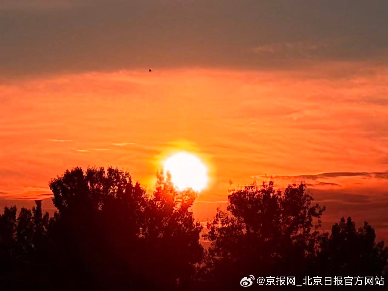 【#北京壮美日出开启新一周#】#北京朝霞是天空的早安礼# #今天北京真好看# 7