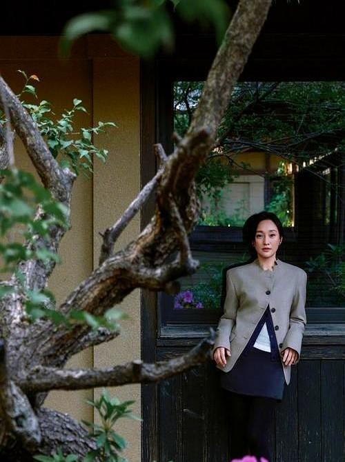 她从不带货，却让品牌抢着找她。
51岁的刘酉慧，湖南湘西一个退休瑜伽老师，穿了1