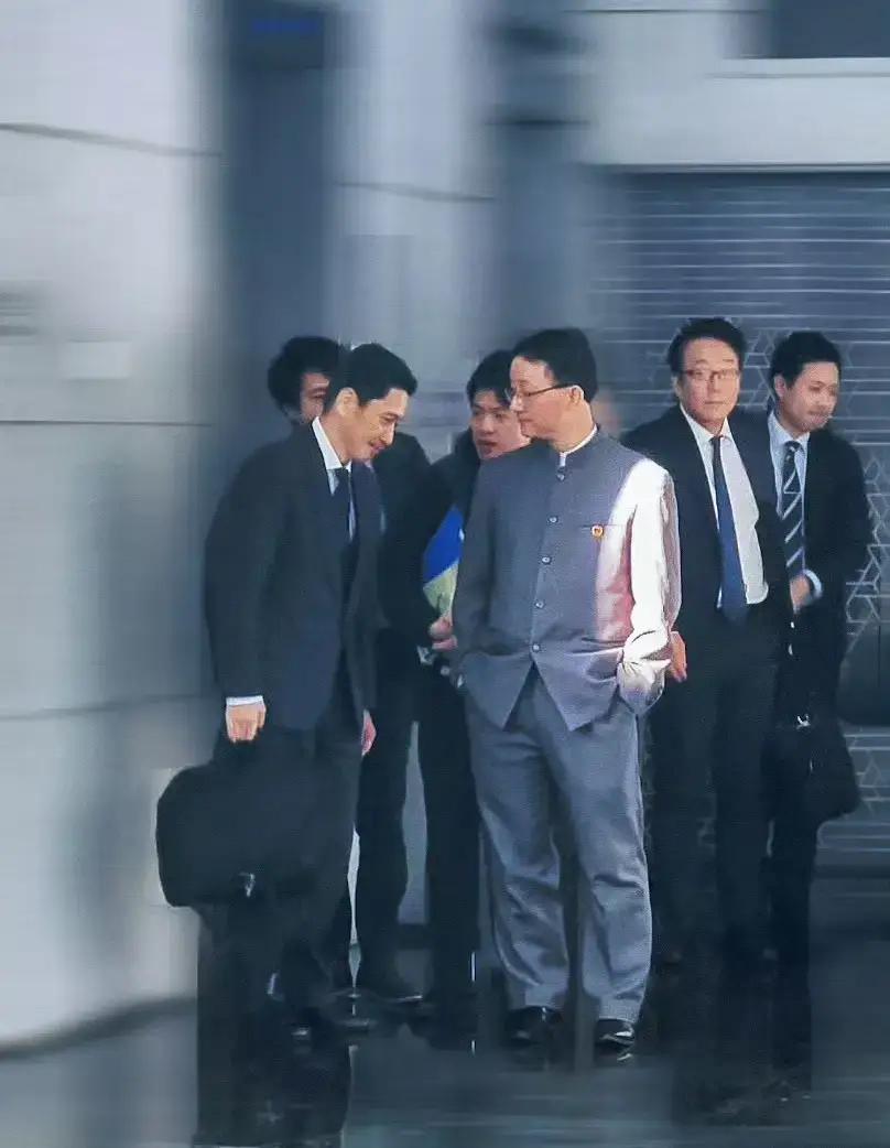 日本的玻璃心碎了。据报道，日方不满中方安排媒体拍摄双手插兜画面。日本内阁官房长官