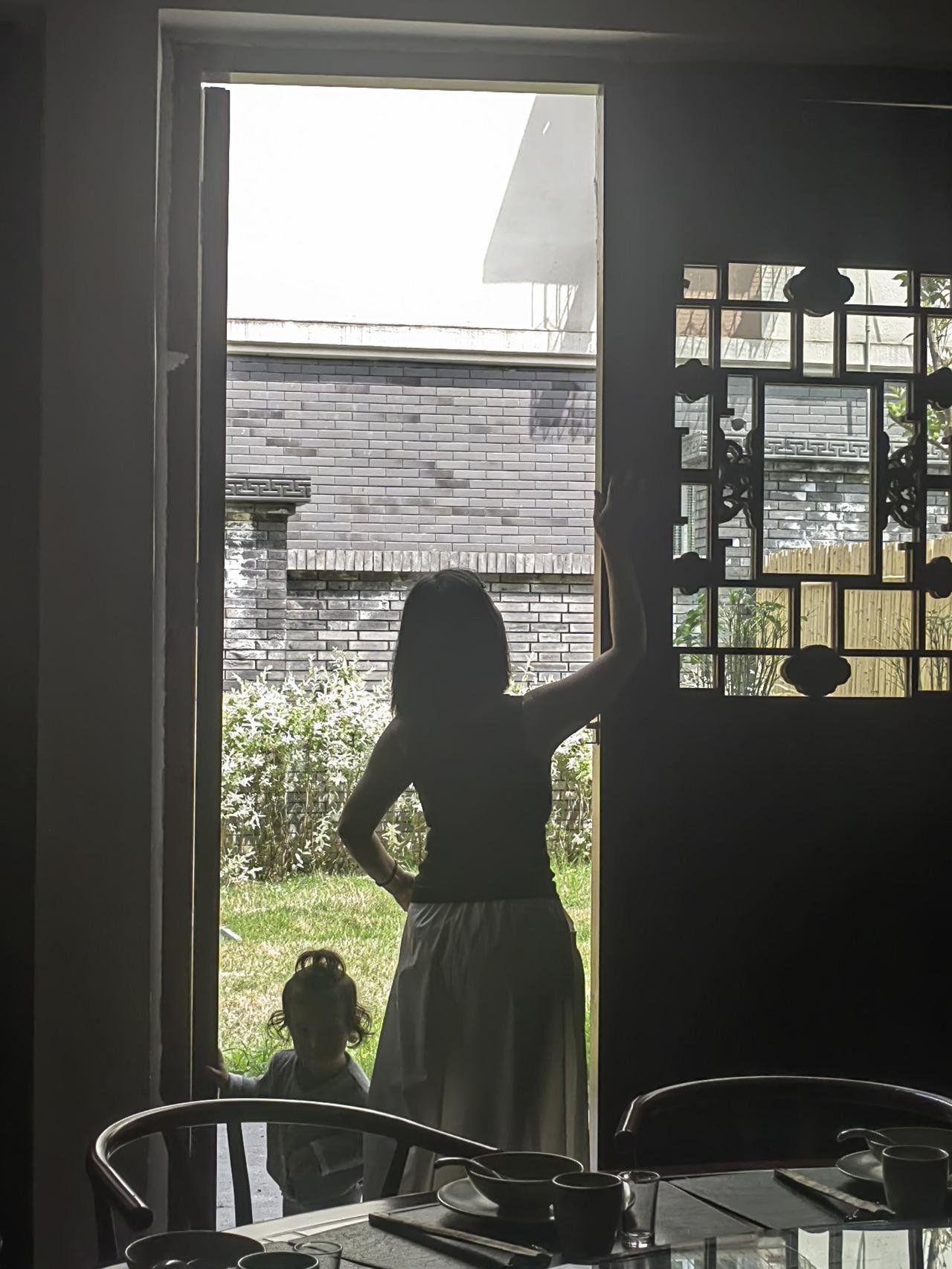 一个男人脾气暴躁
他总爱打压诋毁你
这并非你的过错
而是源于他的原生家庭
是刻在