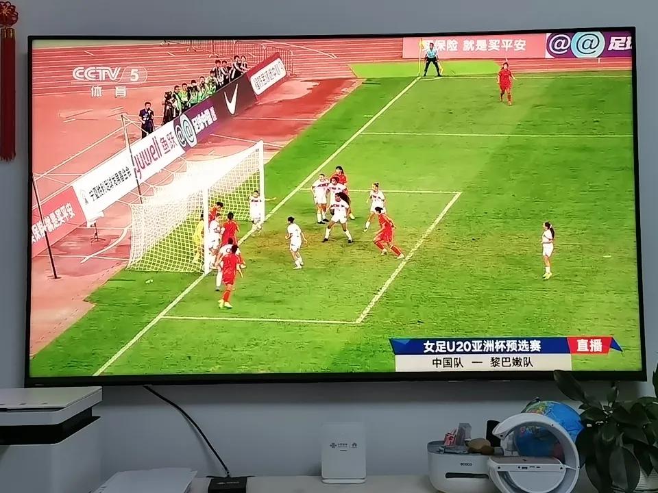 接下来直播中超，没意思。
从CCTV5+换到CCTV5，嘿，有意思，正在直播女足