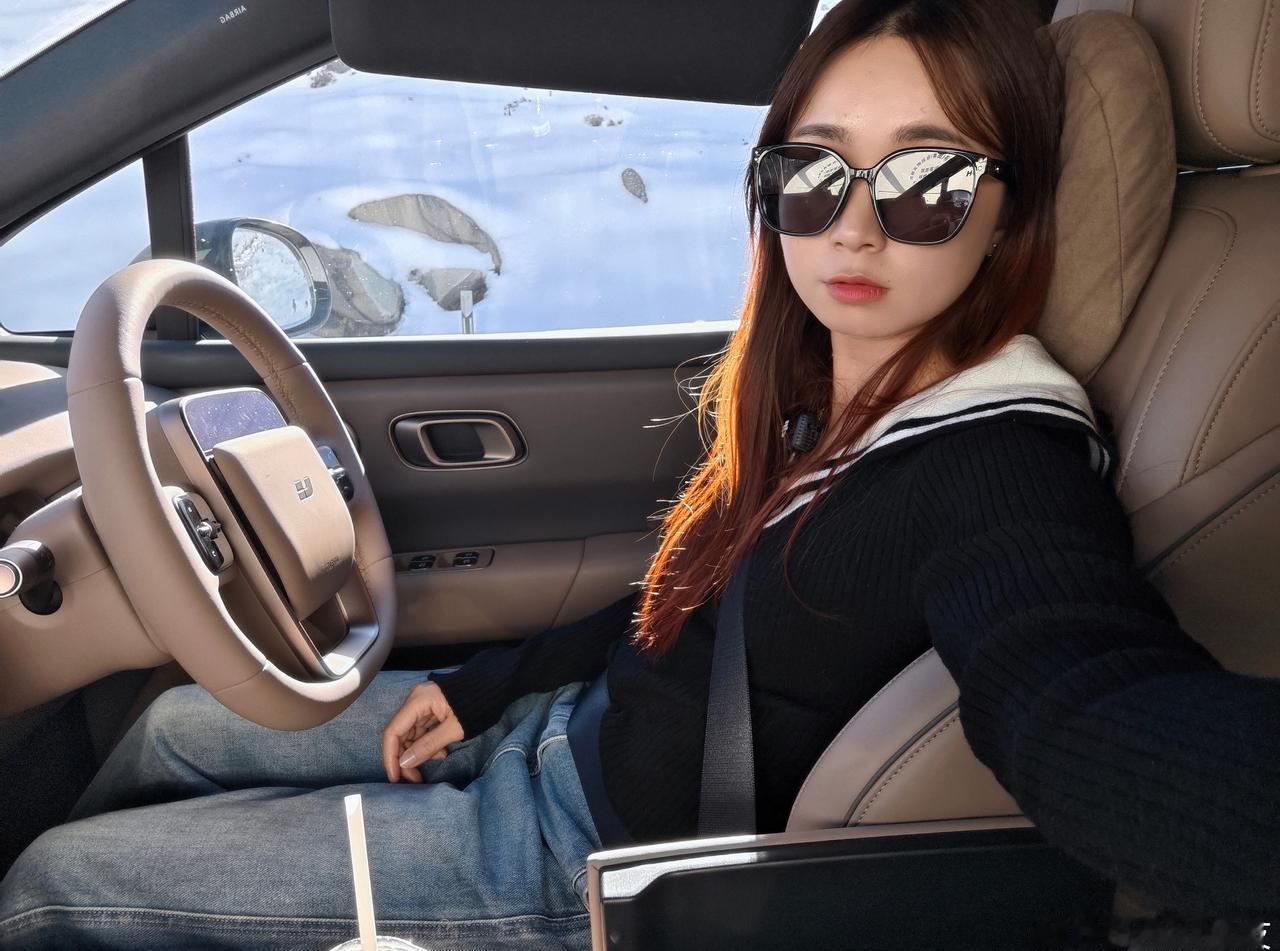 一句蓝莲花，堵在318，折多山大堵车了！
碰上同款理想i6 ，黑色的，车上小姐姐