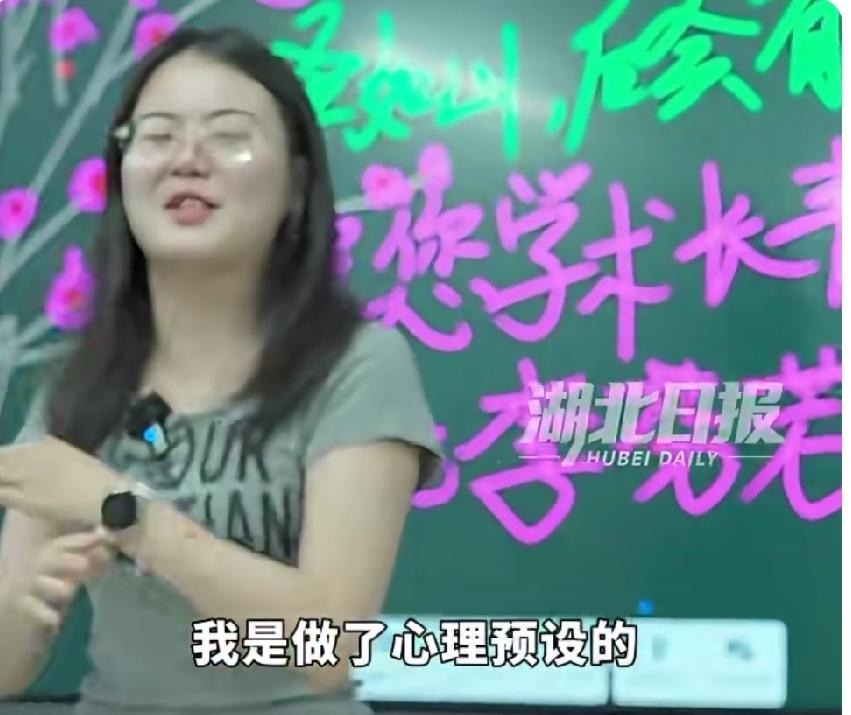 一张“永久假条”，签下了青春最温柔的告别。6月4日，宜昌市外国语高中高三最后一堂