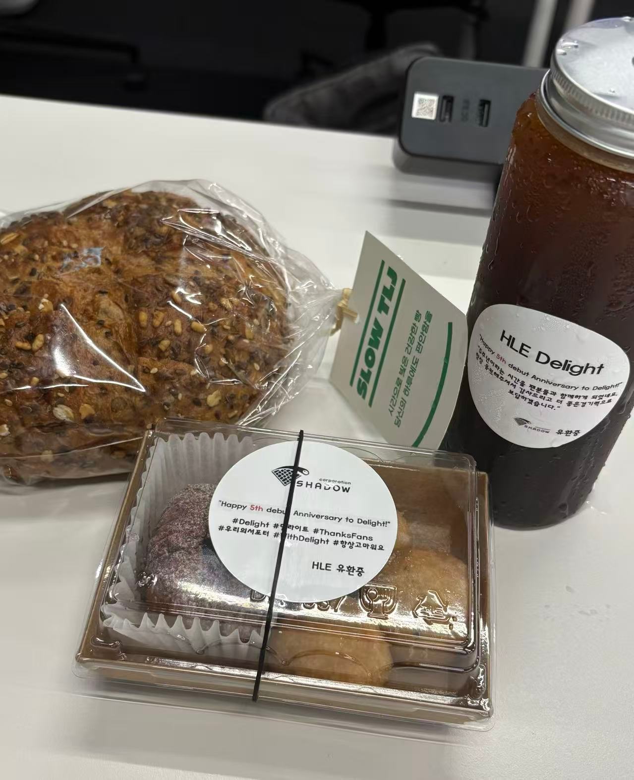 前线传来的Delight选手准备的咖啡甜品☕️和T1准备的面包🍞~Deligh