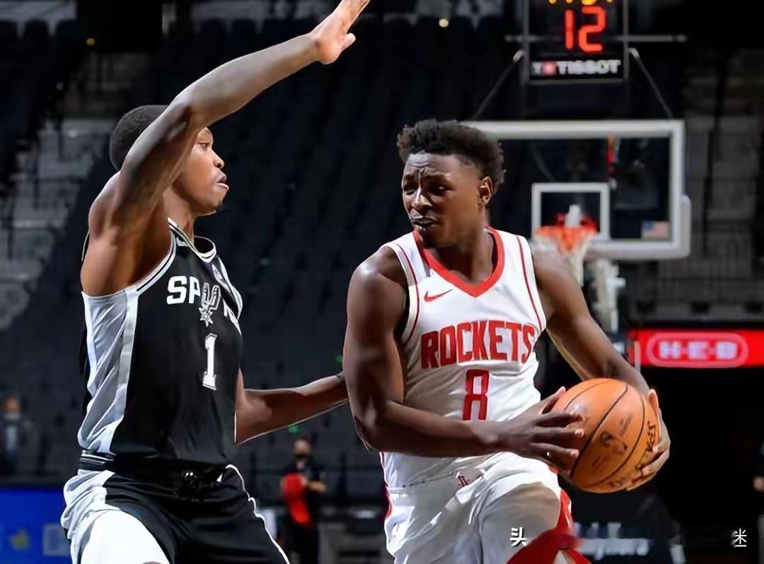 火箭现在真的没救了。上个赛季的引援现在看来是急于求成的。与其等死，不如将泰特+范