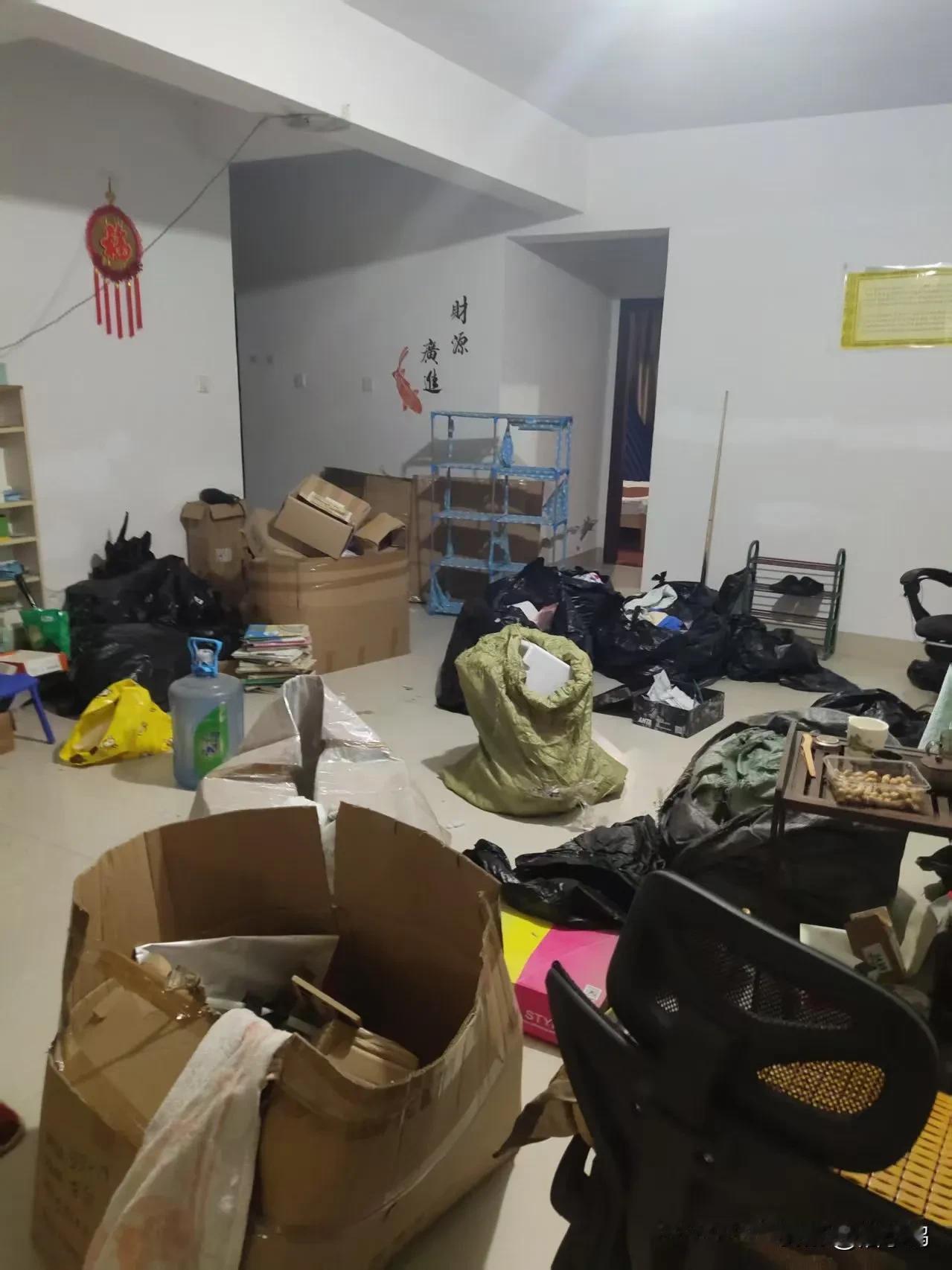 家里卫生都看不见吗？
整洁干净的房间不舒服吗？
有时候真的不能搞卫生，一搞起来没