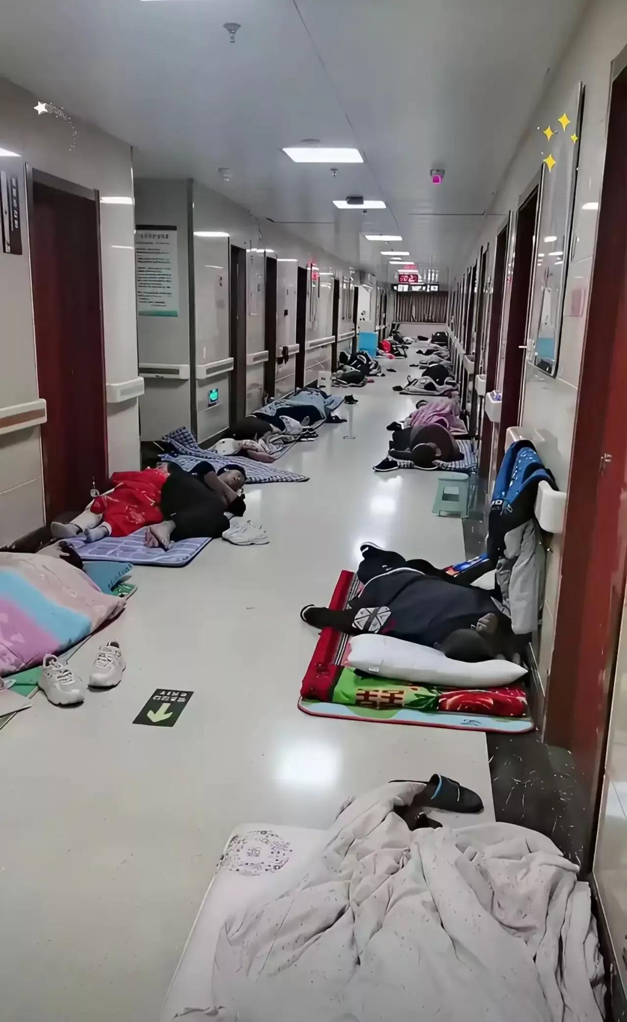 “这家医院真够人性的！”走廊允许家属们铺着垫子睡觉，不像有些医院，死活不让睡走廊