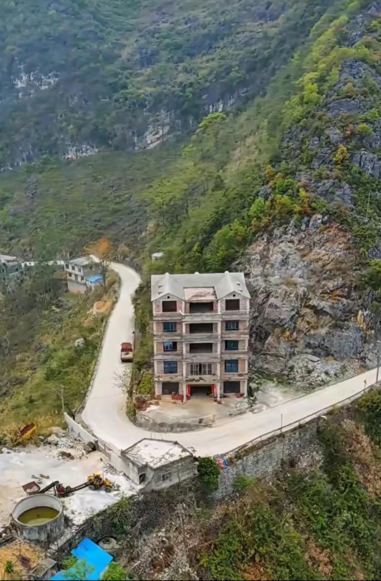 反弓形路口，方向选错了吧，背后是空的。是为了背北朝南吗？