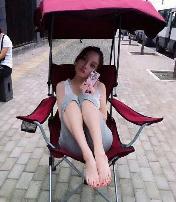 镜头前的李小璐，岁月仿佛没在她的颜值上留下痕迹，依旧是那般耀眼的模样。
