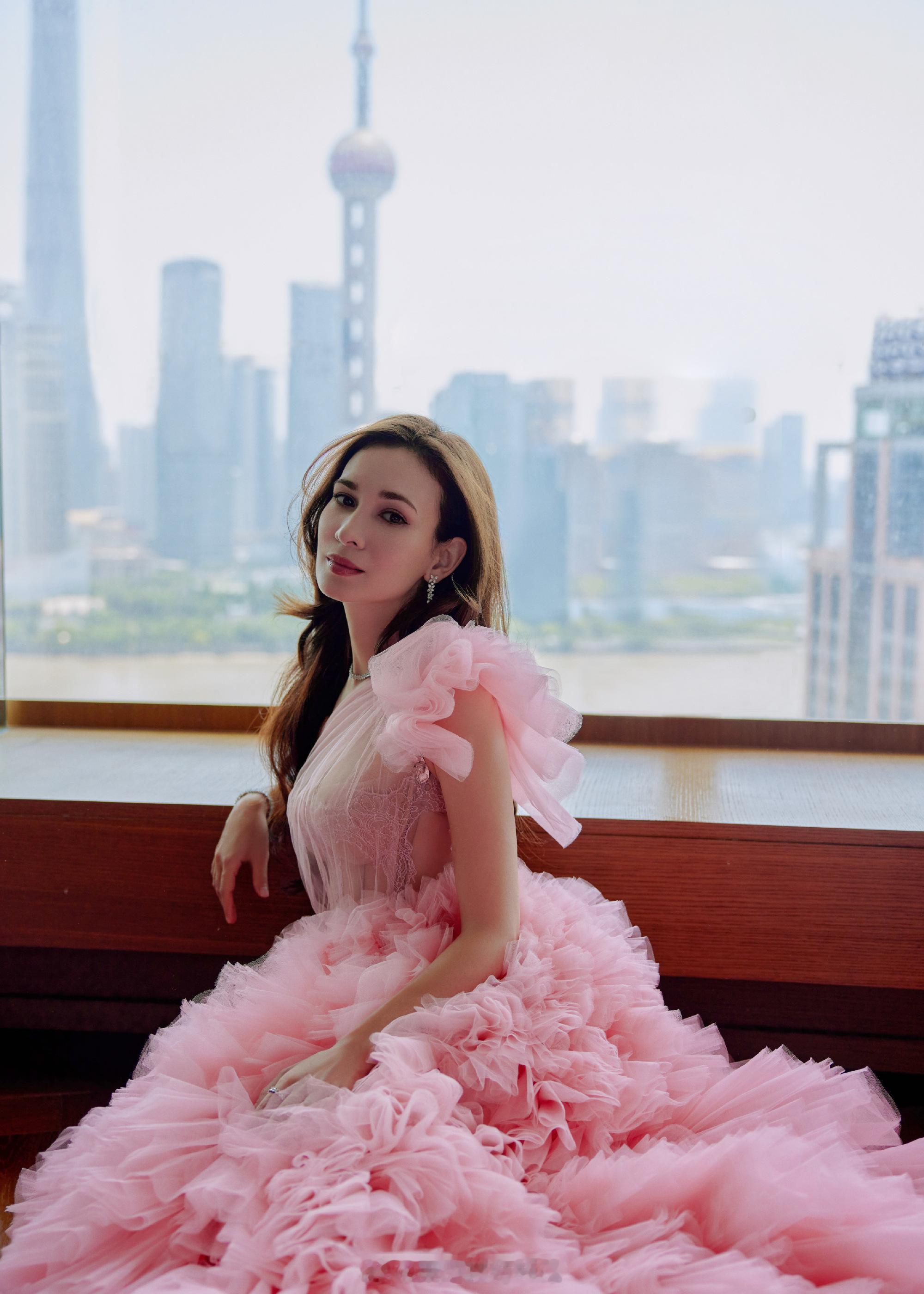 卢靖姗粉色长裙温柔绚丽 