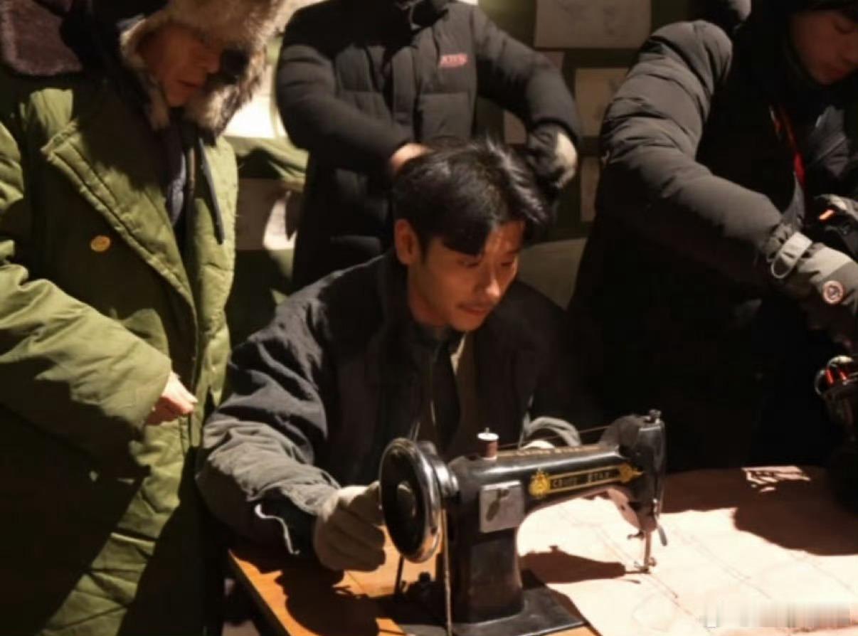 蒋奇明是生姜吧越品越有味蒋奇明的演技恰似生姜，百搭各种角色“菜式”。无论啥风格，