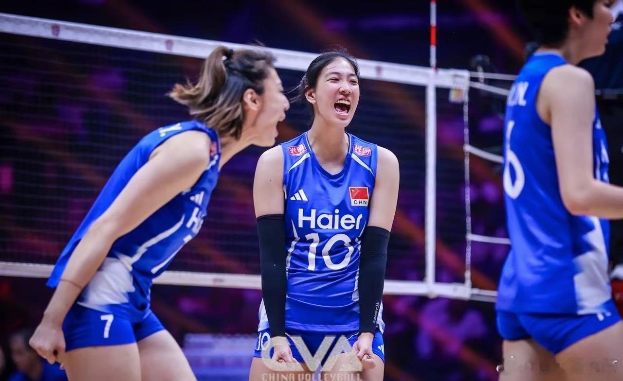 亚锦赛半决赛中国女排3:0横扫伊朗女排，三局比分分别为25-22，25-12，2
