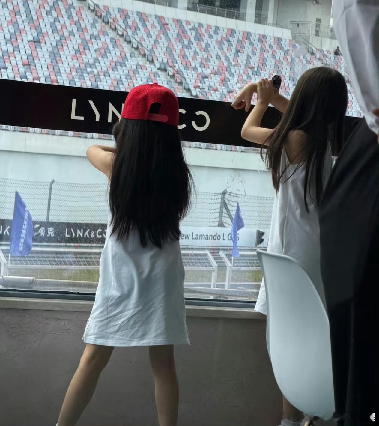 郭富城大女儿用电话手表拍爸爸大女儿用电话手表拍郭富城 郭富城大女儿用的电话手表 