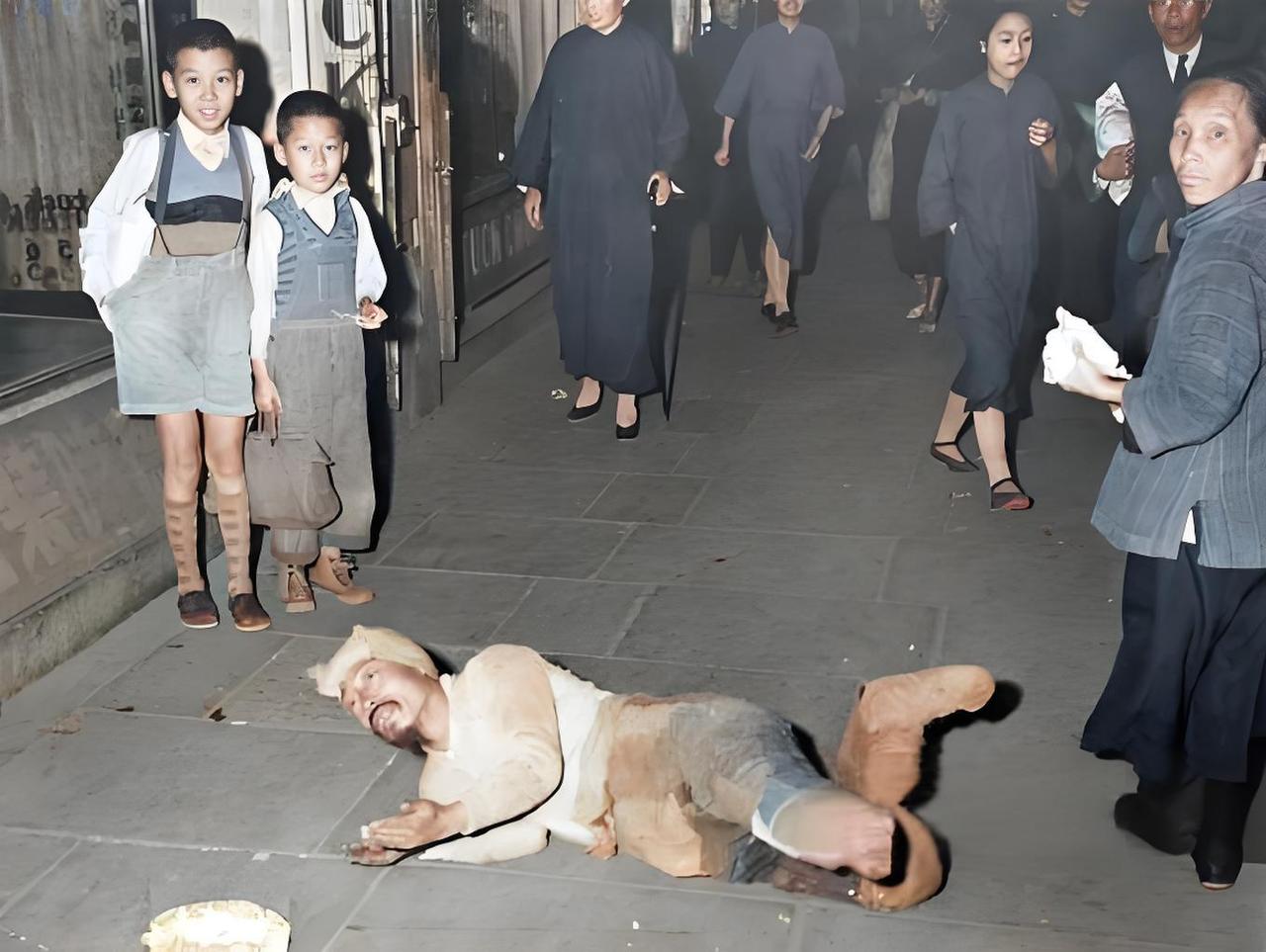 这张照片看得人心里发闷。1947年1月的上海南京路，本该是繁华的地界，却躺着个缺
