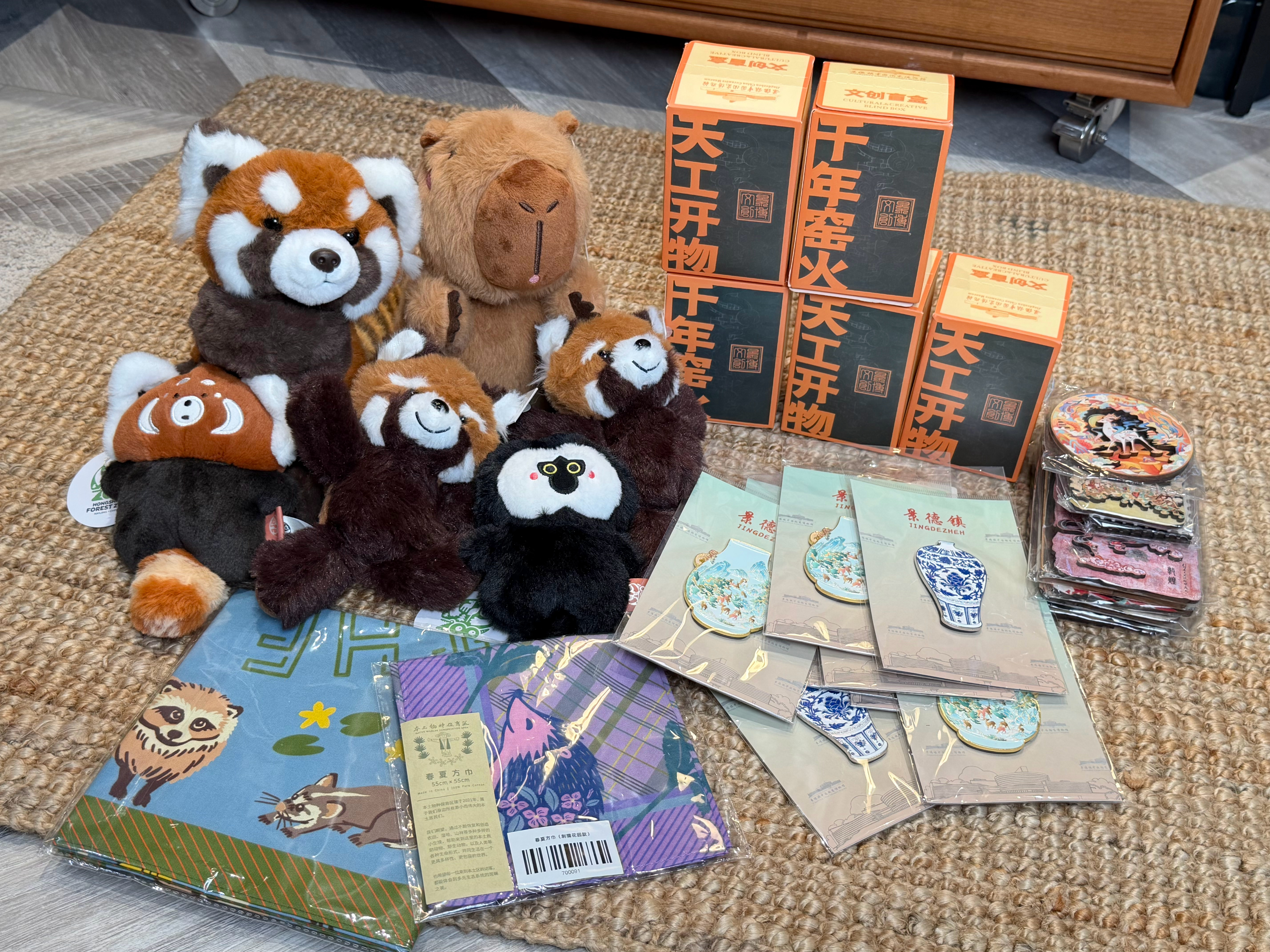 揪6个👭送一点之前买的小礼物～ 南京红山动物园买的小公仔景德镇买的冰箱贴和盲盒