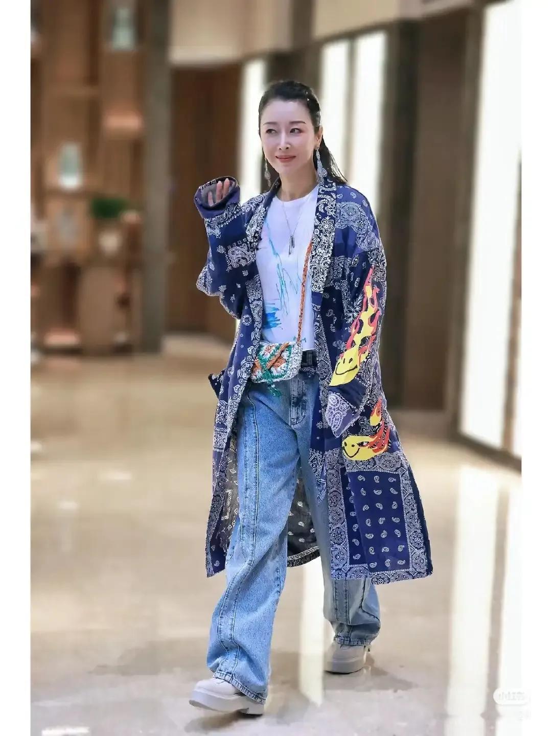 惊叹！岁月似乎对孙悦格外宽容，52载光阴未曾在她身上留下丝毫痕迹。黑发如瀑，无一