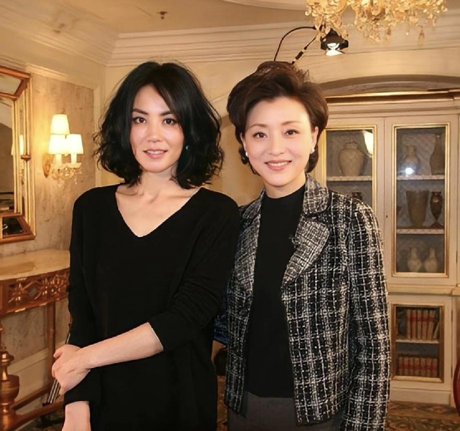 杨澜和王菲。
年龄差不多，个头不相上下，杨澜知性，王菲随性；
杨澜看起来挺热情，