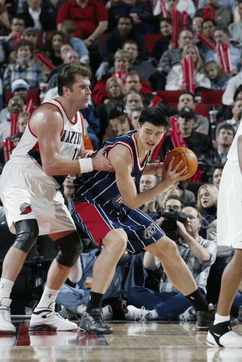 遥想当年！美记Andy Bailey晒出姚明和老萨博尼斯对位照

04月13日讯