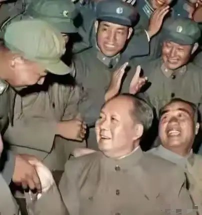 庆祝八月一日建軍節。毛主席、朱老总与解放軍戰士合影。 