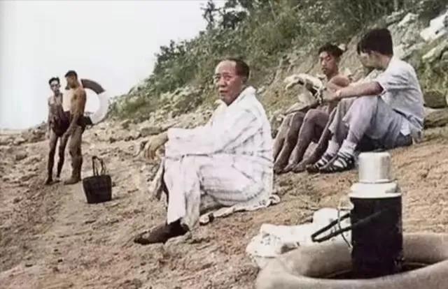 第一次看到这张照片。1954年，浙江绍兴，毛主席在路边喝茶，留下这一张罕见的老照