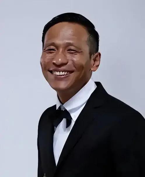 2008年，宋小宝拜访师傅赵本山时说：“你能不能收我一个朋友为徒？他有极高的喜剧