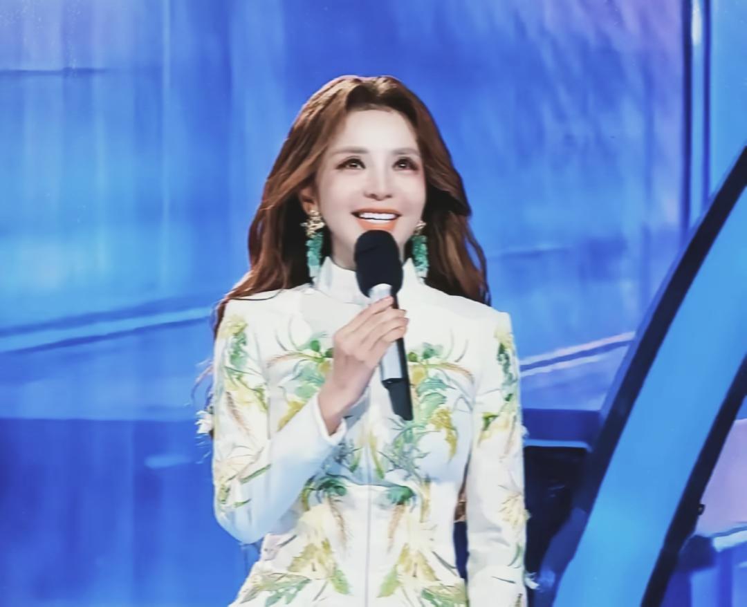 看晚会看得我直乐：现在主持人眼睛都往天上瞟，不知道的以为屋顶有流星呢。

小朋友