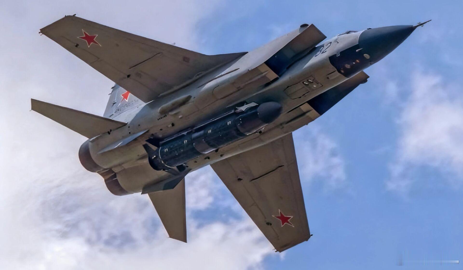 挂载95M6型反卫星导弹的米格31截击机。 