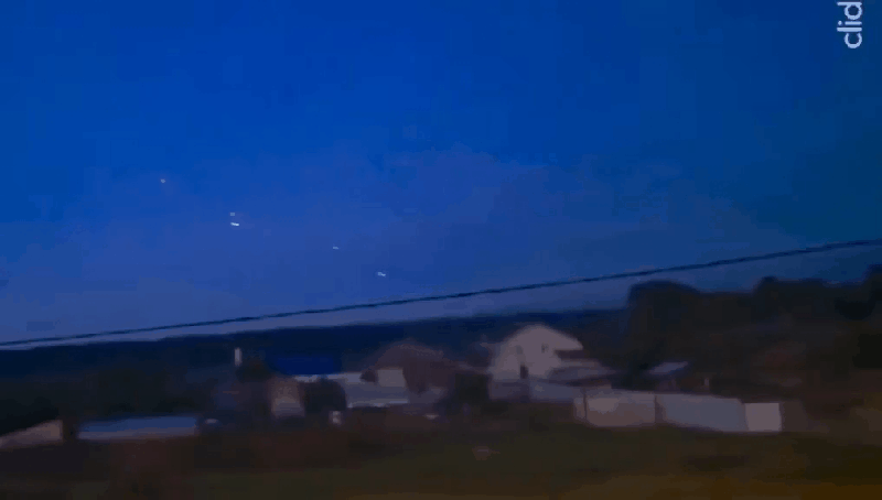 乌克兰星夜反击，夜袭俄罗斯米加洛沃空军基地。乌克兰无人机袭击了俄罗斯特维尔州米加