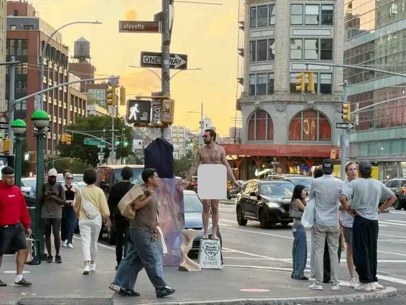 美国纽约曼哈顿SoHo街区，男子哈姆全身赤裸站街边台子，一连三天！

纽约曼哈顿