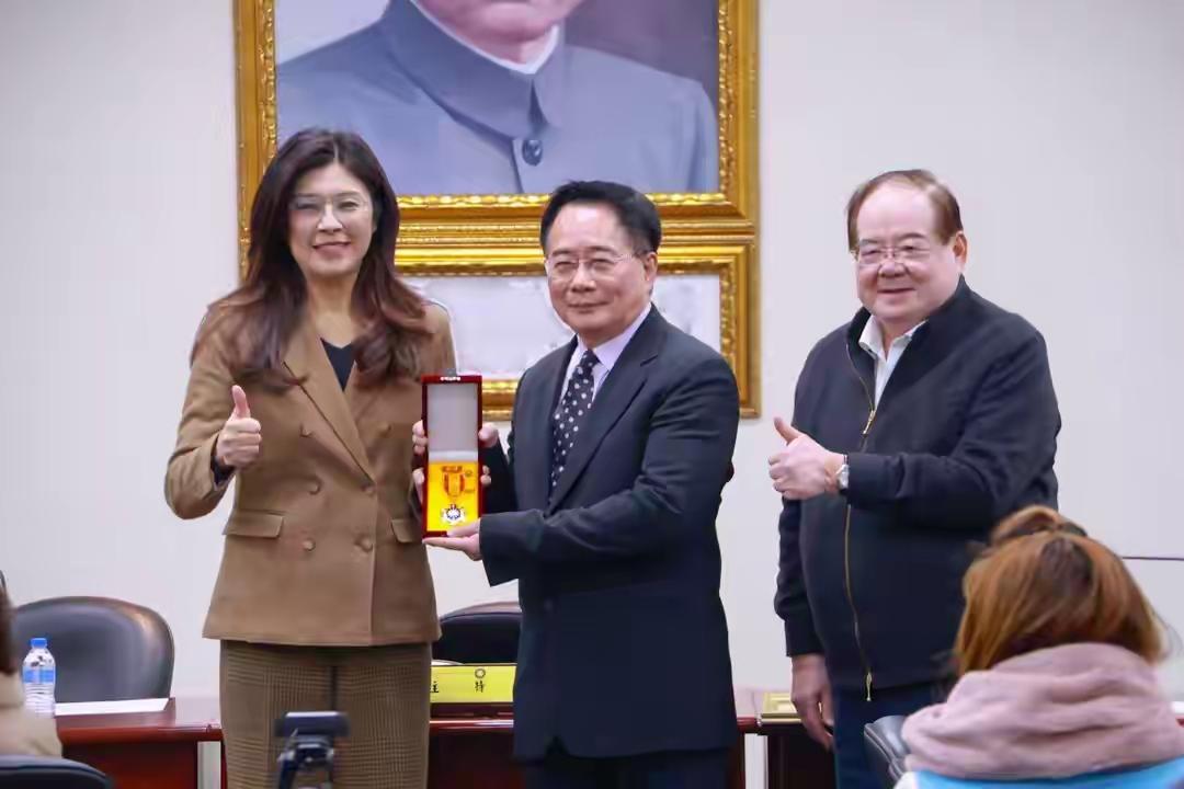 郑丽文给“即将坐牢”的蔡正元颁发“实践一等奖章与证书”[思考]怎么说呢？多少有点