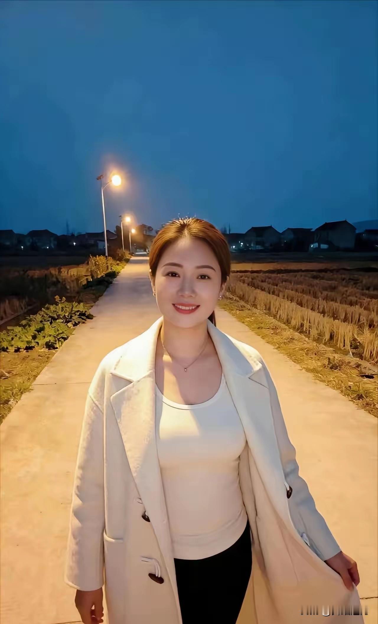 晚风、路灯和微笑，就是生活最好的注脚。任何时候都得保持积极心态，微笑相迎每一天。