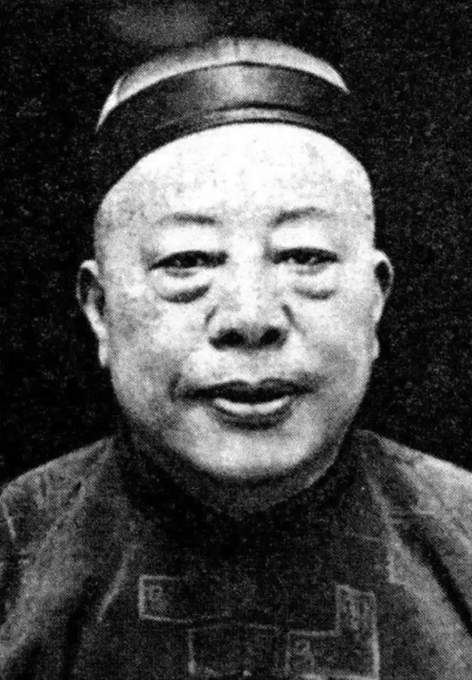 1922年，黄金荣带保镖，在自家戏院里看戏。突然，一个年轻人冲过来，甩手对黄金荣