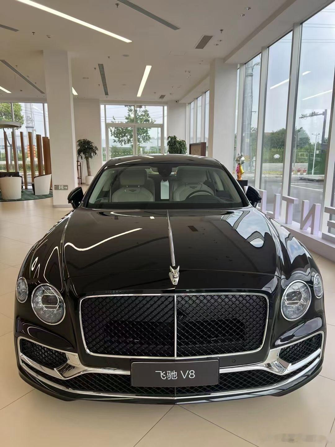 飞驰V8现车，外观宝石内饰亚麻白配黑鲸，颜色配置搭配完美。 ​​​