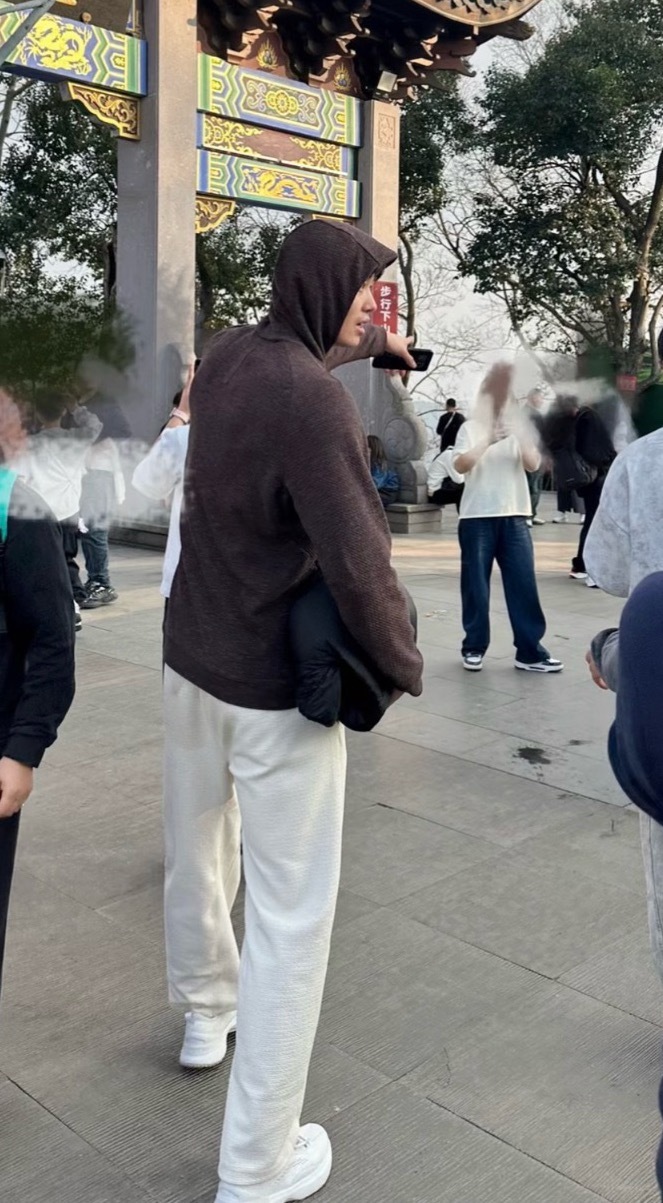 随便咔嚓身型就很超模……… 