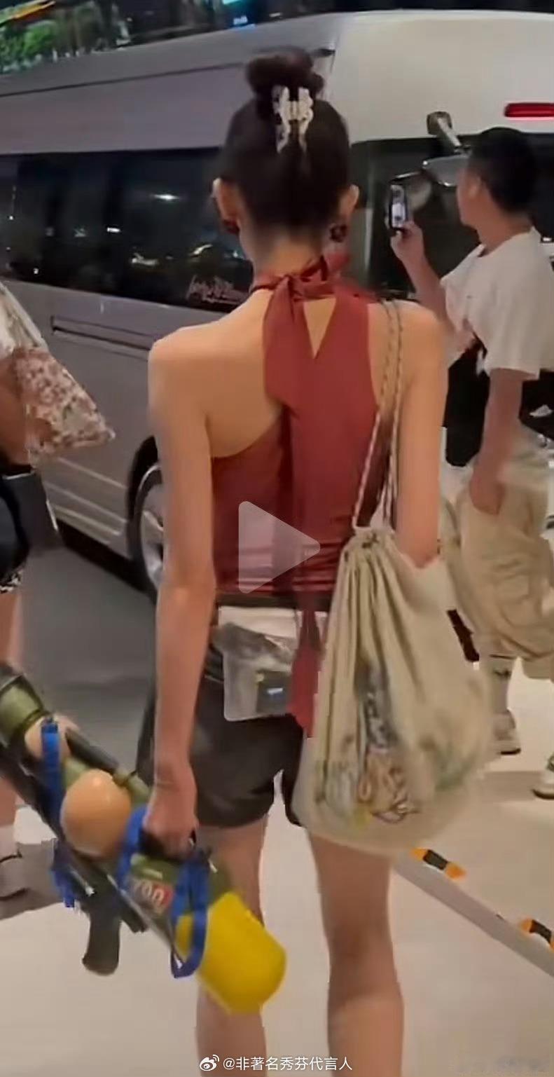 娜扎瘦成纸片人了娜扎瘦的感觉碰一下她能折了[惊恐] ​​​