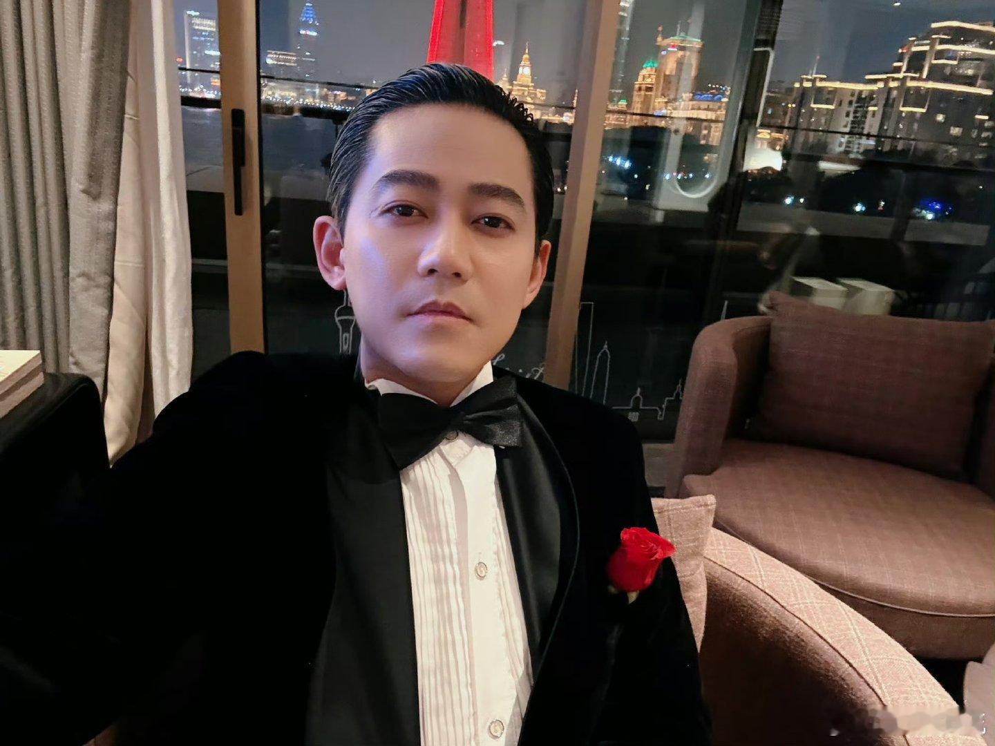 苏醒 上海滩裂哥 《新年组个局》苏醒路透一出来直接惊到！贵气感扑面而来，行走间自