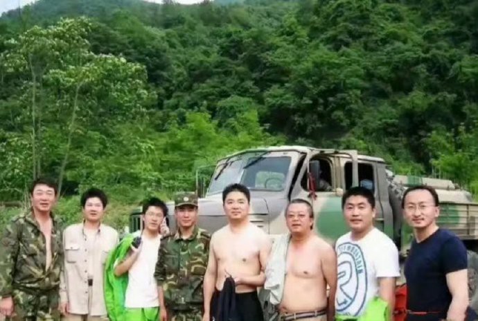 这是在2008年汶川大地震中，光着膀子救援的刘强东 ...