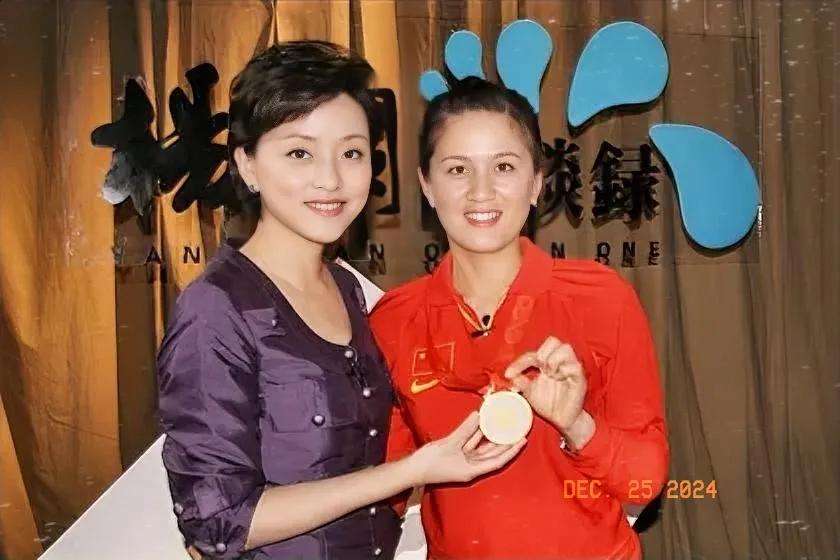 杨澜访谈录
杨澜和08年北京奥运会女子射箭个人冠军张娟娟的合影。