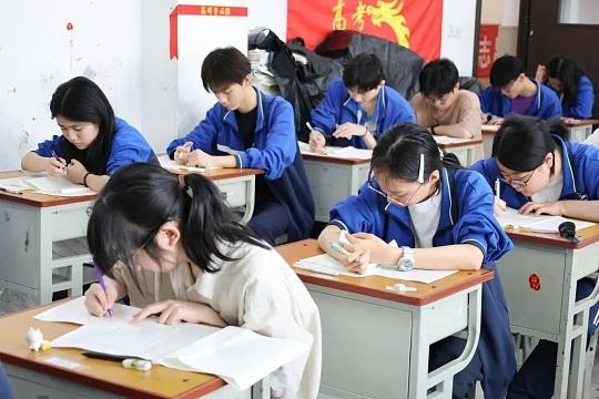 高考很重要，不过不是人生的判决书，它影响你的起点，不会决定你的终点。

 高考为