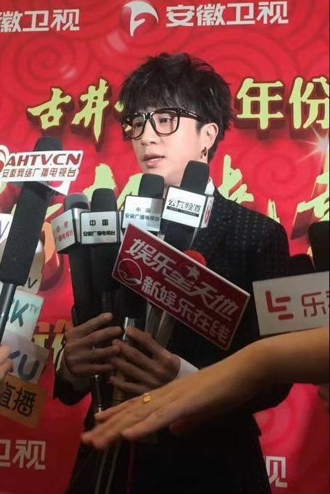 黑框黑发薛之谦，好乖好萌！ 