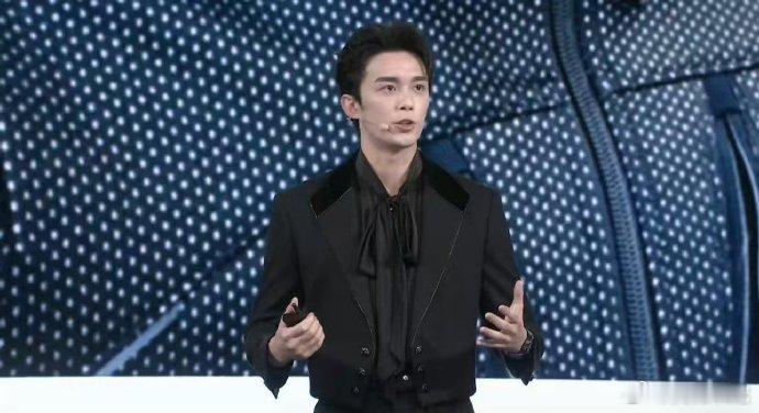 吴磊发布会超圈粉！幽默有梗，阳光迷人，还分享身材管理秘籍，魅力全开，谁能抵挡？ 
