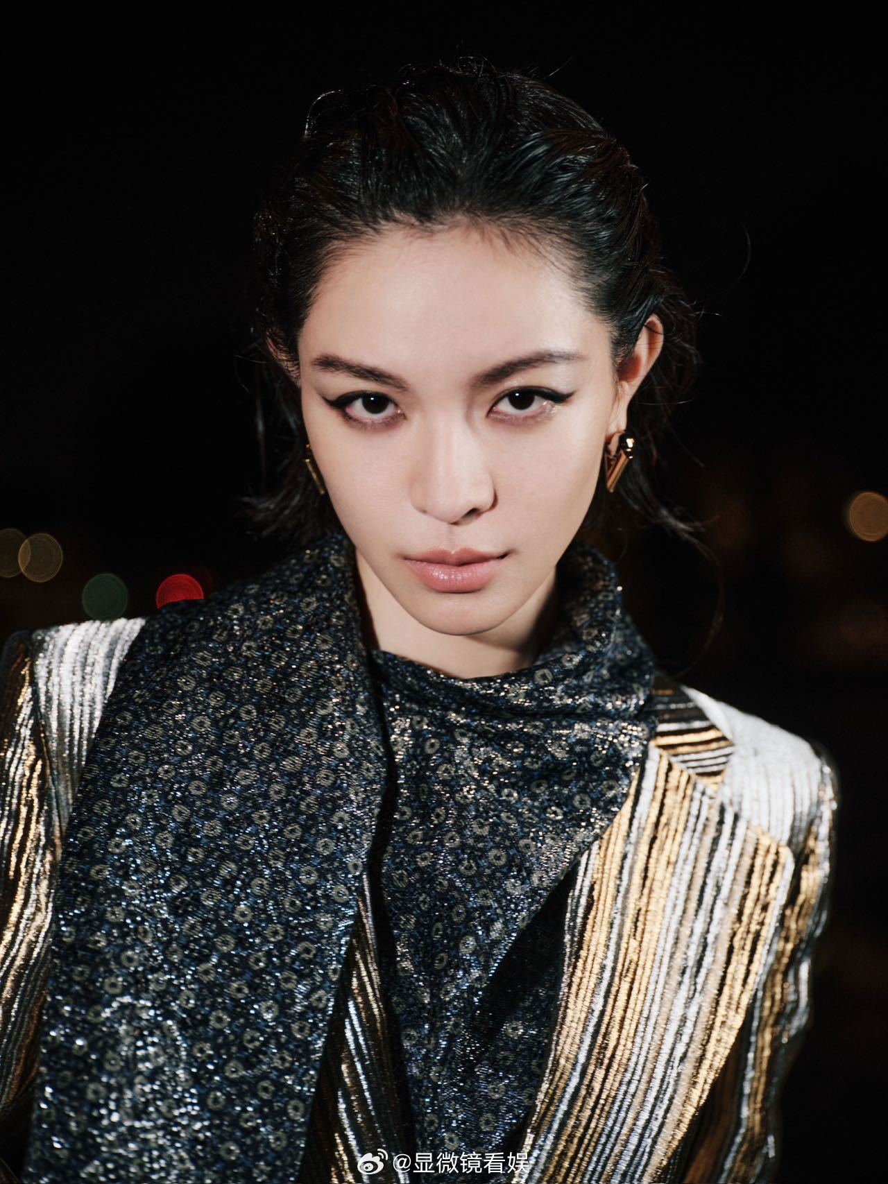 钟楚曦暗夜女伯爵 巴黎时装周又美出新高度！湿短发、背头造型buff叠满，更衬五官