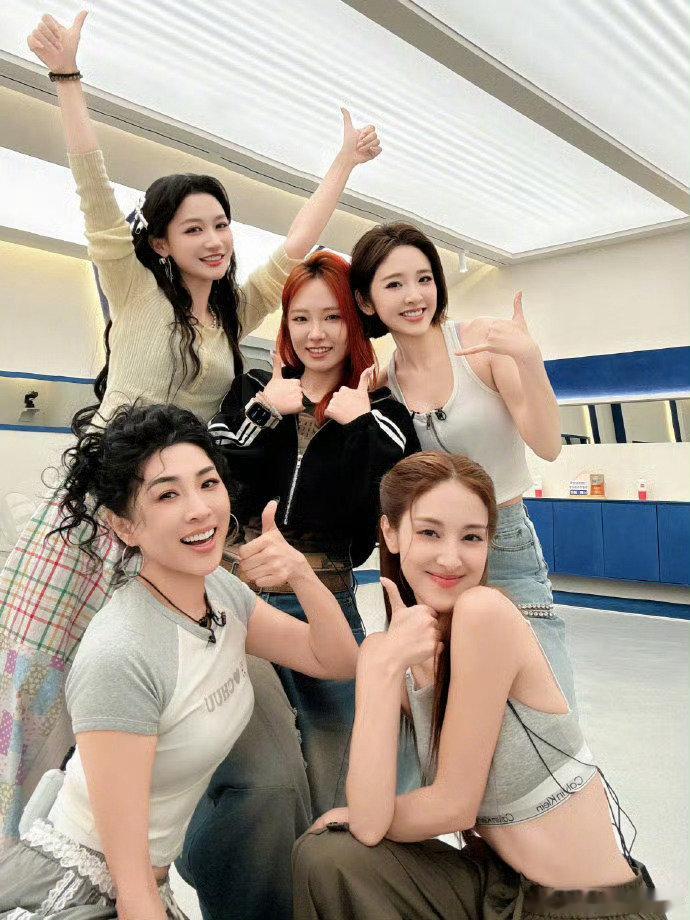 陈凯琳淡淡二公前造型 陈凯琳淡淡共创棒棒 Girls 全员状态在线，元气满满，二