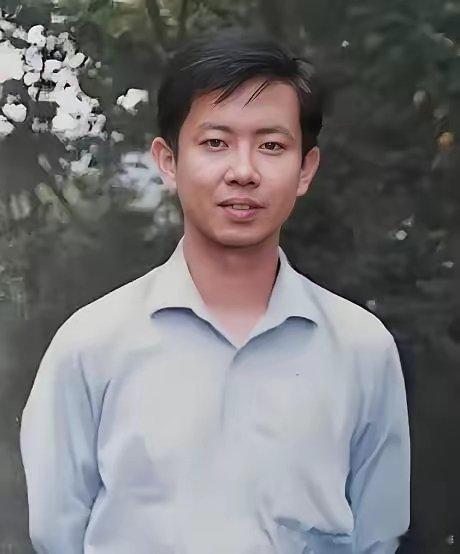 安徽一教师在乡镇执教19年，某天凌晨在亲吻自己儿女后，来到长江大桥纵身一跃，选择
