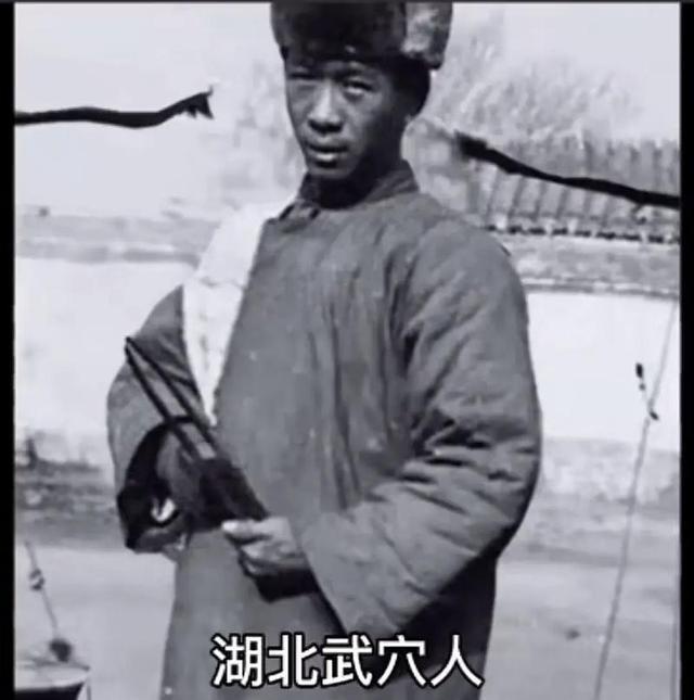 1937年，一位日本军官在大连“庆祝攻占南京胜利”，正当他伸直脖子弯腰90度鞠躬