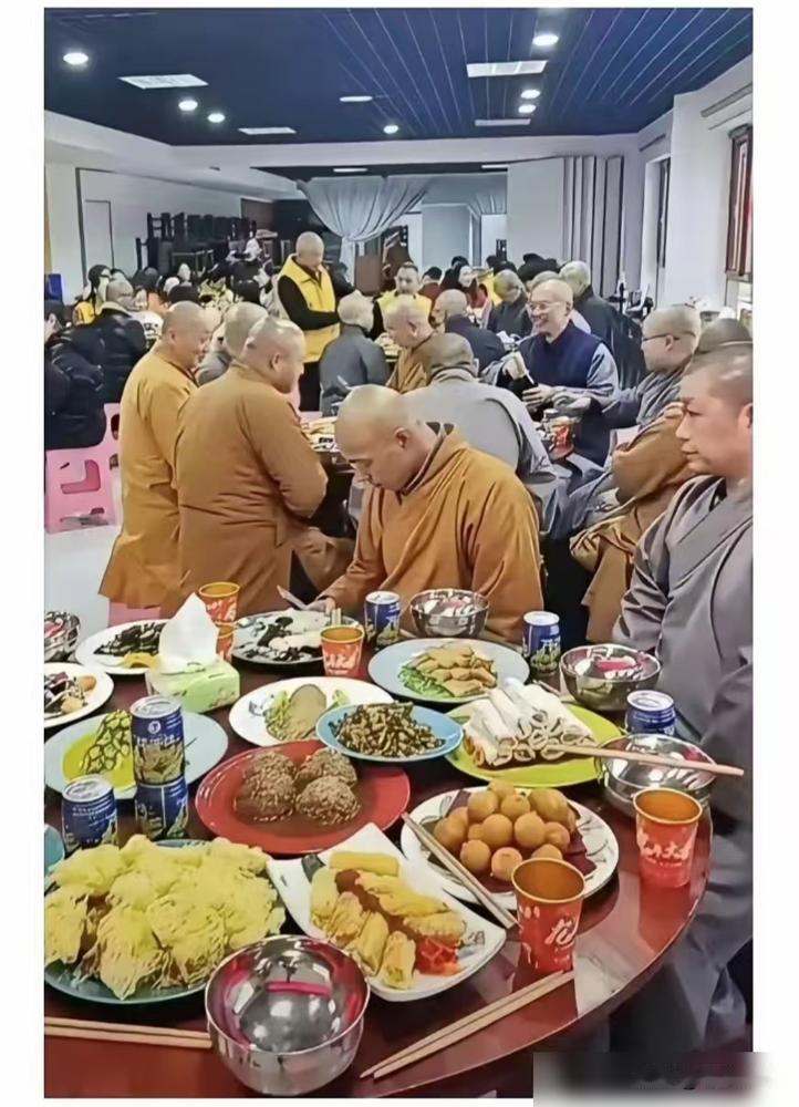 这一桌菜费了不少心思，能把素菜做到这个境界也不容易。
朋友嚼着直笑，“这厨师怕