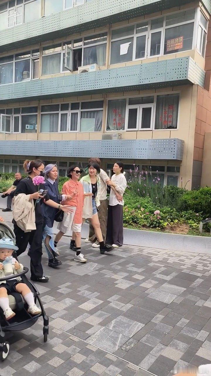 惠英红三里屯和路人大合照 惠英红 logo遮了不许屏蔽太羡慕三里屯偶遇的路人了！