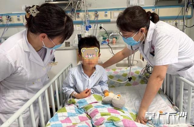 5岁男童爬车窗遭卡脖，救治后脱离危险
事发当天经过：果果爸爸下车后只锁了车门，却