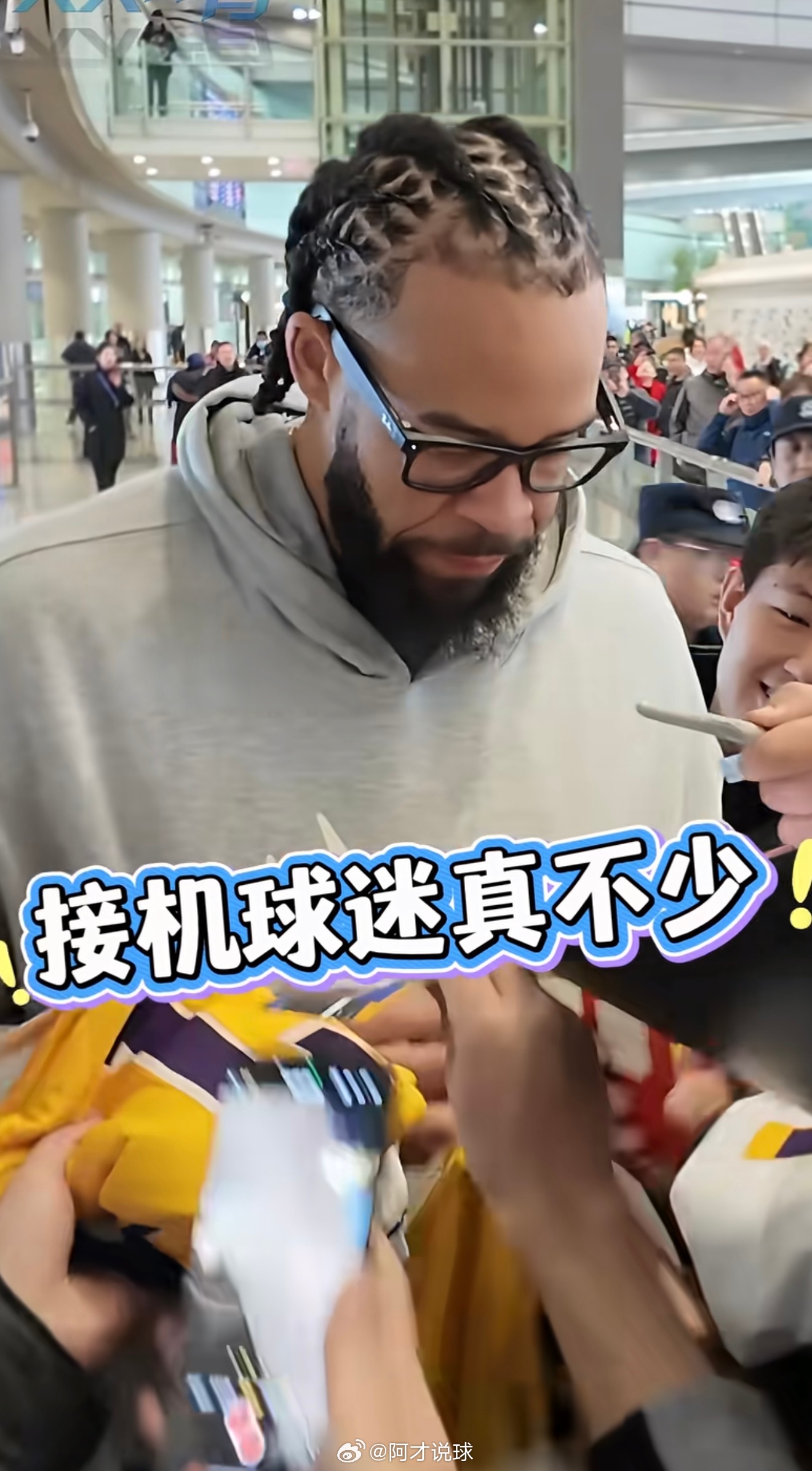 CBA第二阶段即将开战，北京队新外援麦基抵京。北京男篮麦基阿才说球CBA北京首钢