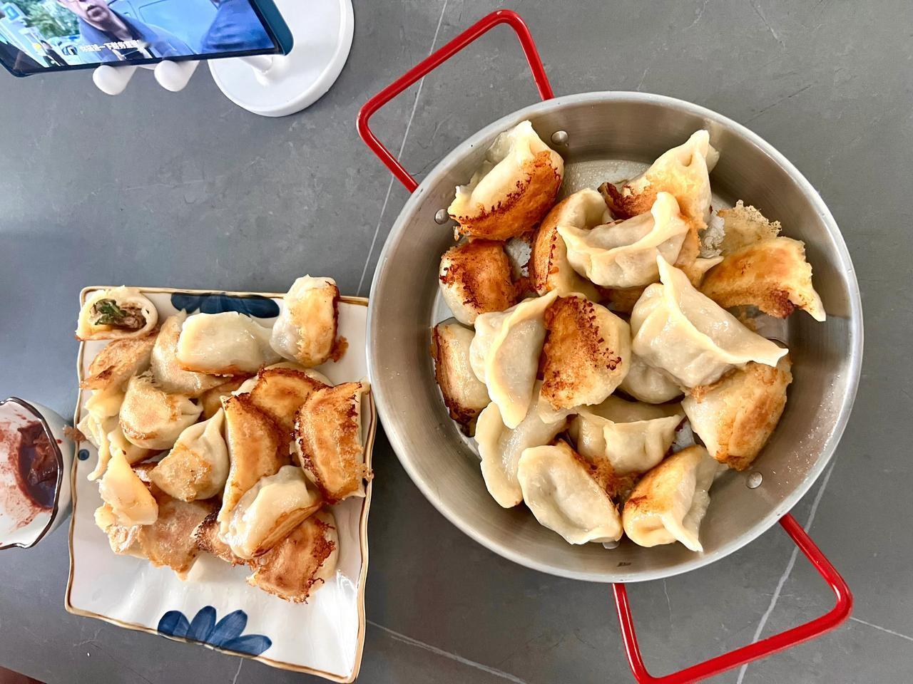 再就是饺子有肉有菜有面，虽然包饺子麻烦 ，但是每个人一盘饺子就够了，不用再去炒其